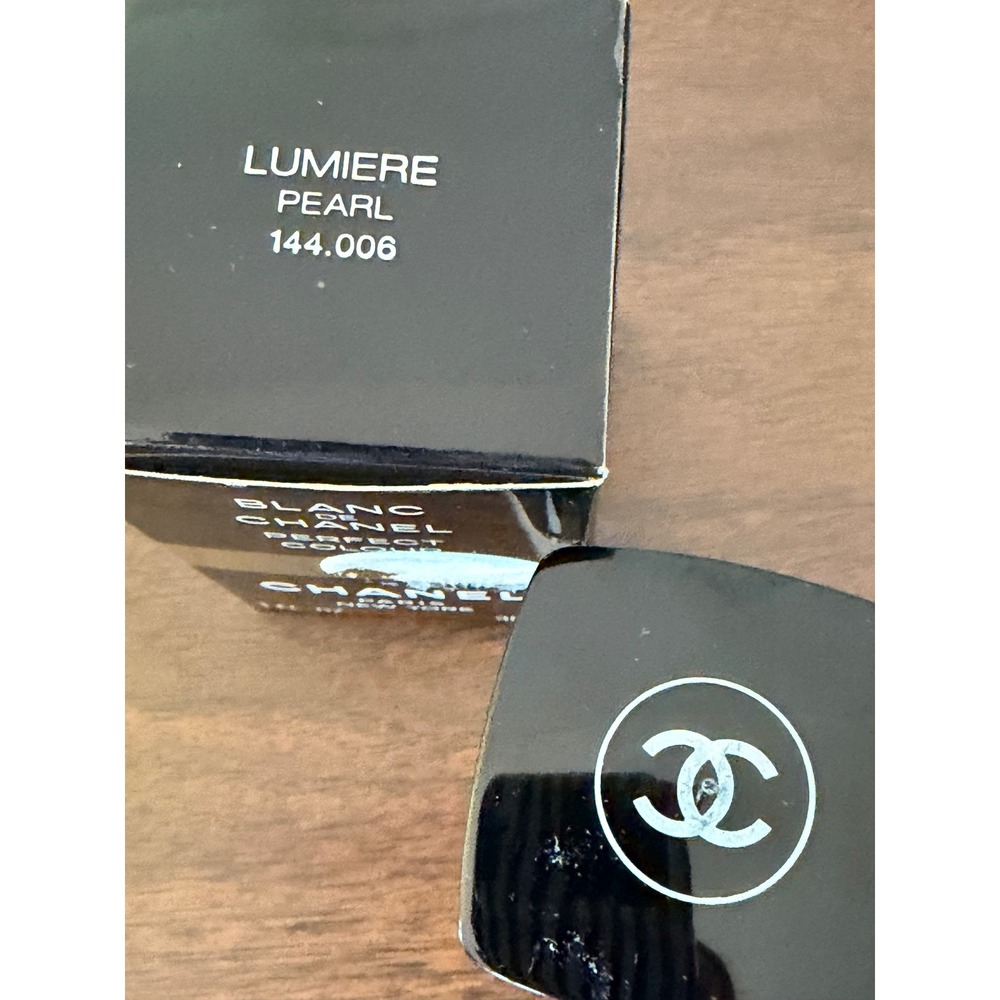 Chanel Blanc De Chanel Perfect Colour Lumiere PEARL 144.006 1oz 30ml With Box - Picture 2 of 5